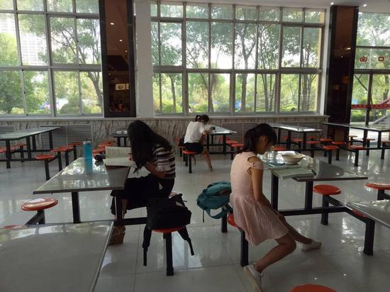 图书馆满了就跑到食堂蹭桌子。