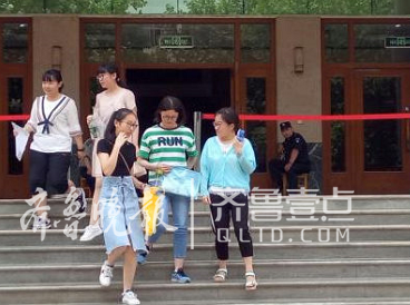 考生走出<a href='/Gaokao/College/Details/GBBK0291'>山东财经大学</a>综合评价招生面试考场