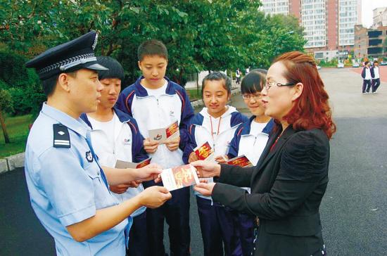皇姑警方向高考考生及家长发放防骗宣传册。