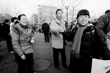 考试前，家长给孩子加油鼓劲 摄/记者黑克