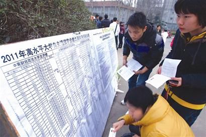 图为：考生在查看考场 记者魏铼摄