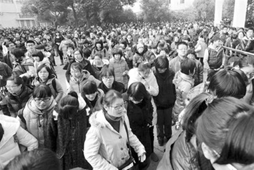 考生走进华东师大自主招生笔试考场 考生走进华东师大自主招生笔试考场