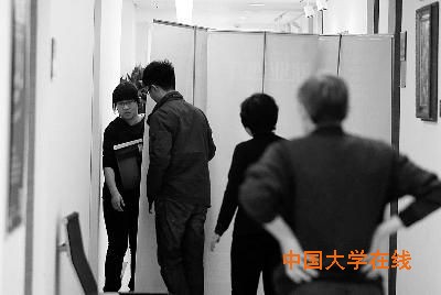 上午,在人大考点,一名女生从面试考场走出,家长上前迎接 摄/记者 林晖 上午,在人大考点,一名女生从面试考场走出,家长上前迎接 摄/记者 林晖